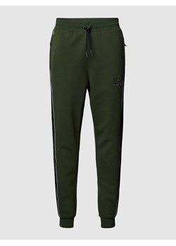 Spodnie dresowe z detalem z logo i paskami w kontrastowym kolorze ze sklepu Peek&Cloppenburg  w kategorii Spodnie męskie - zdjęcie 167706598
