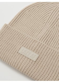 Cropp - Kremowa czapka beanie z naszywką - kremowy ze sklepu Cropp w kategorii Czapki zimowe damskie - zdjęcie 167730078