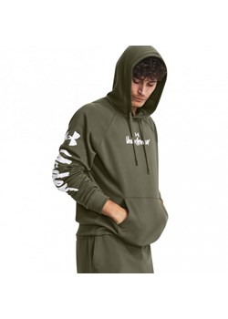 Męska bluza dresowa nierozpinana z kapturem Under Armour UA Rival Fleece Graphic HD - oliwkowa/khaki ze sklepu Sportstylestory.com w kategorii Bluzy męskie - zdjęcie 167746028