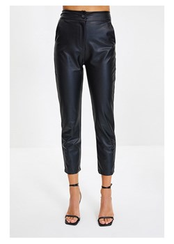 trendyol Spodnie w kolorze czarnym ze sklepu Limango Polska w kategorii Spodnie damskie - zdjęcie 167760558