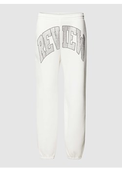 Spodnie dresowe z obszyciem kamieniami stras z logo ze sklepu Peek&Cloppenburg  w kategorii Spodnie damskie - zdjęcie 167765265
