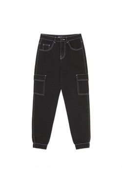 Cropp - Czarne jeansowe joggery cargo - czarny ze sklepu Cropp w kategorii Jeansy damskie - zdjęcie 167773519