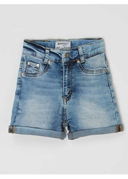 Szorty jeansowe z wysokim stanem z dodatkiem streczu ze sklepu Peek&Cloppenburg  w kategorii Spodenki dziewczęce - zdjęcie 167773919