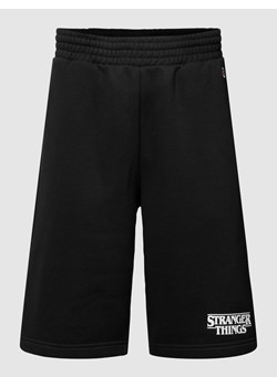 Spodnie dresowe z wyhaftowanym logo — Champion x Stranger Things ze sklepu Peek&Cloppenburg  w kategorii Spodenki męskie - zdjęcie 167774078