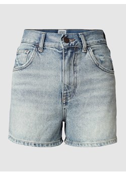 Szorty jeansowe z naszywką z logo ze sklepu Peek&Cloppenburg  w kategorii Szorty - zdjęcie 167774328