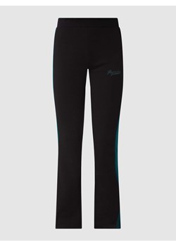 Spodnie dresowe o rozkloszowanym kroju z logo ze sklepu Peek&Cloppenburg  w kategorii Spodnie damskie - zdjęcie 167774595