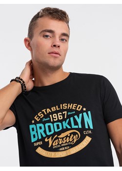 T-shirt męski bawełniany z nadrukiem collegowym - czarna V1 OM-TSPT-0163 ze sklepu ombre w kategorii T-shirty męskie - zdjęcie 167788369