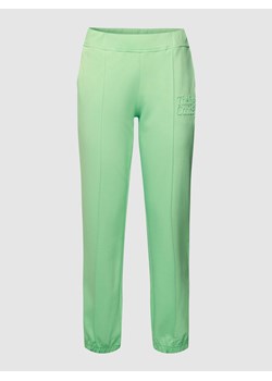 Spodnie dresowe z detalem z logo model ‘SELMA’ ze sklepu Peek&Cloppenburg  w kategorii Spodnie damskie - zdjęcie 167790715