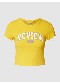 T-shirt krótki z nadrukiem w stylu college REVIEW ze sklepu Peek&Cloppenburg  w kategorii Bluzki damskie - zdjęcie 167791228
