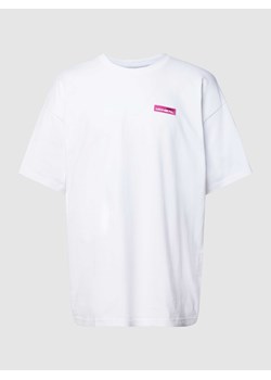 T-shirt z detalem z logo ze sklepu Peek&Cloppenburg  w kategorii T-shirty męskie - zdjęcie 167793436