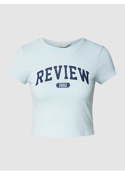 T-shirt krótki z nadrukiem w stylu college REVIEW ze sklepu Peek&Cloppenburg  w kategorii Bluzki damskie - zdjęcie 167809118