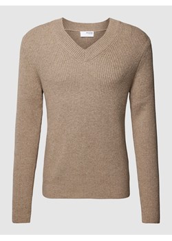 Sweter z dzianiny z prążkowanym dekoltem w serek model ‘RONN’ ze sklepu Peek&Cloppenburg  w kategorii Swetry męskie - zdjęcie 167815915