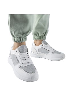 Białe sneakersy z ozdobną nitką Facondo ze sklepu ButyModne.pl w kategorii Buty sportowe damskie - zdjęcie 167872749