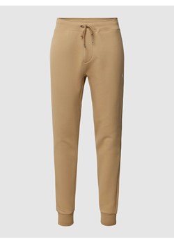 Spodnie dresowe o kroju regular fit z wpuszczanymi kieszeniami ze sklepu Peek&Cloppenburg  w kategorii Spodnie męskie - zdjęcie 167930855