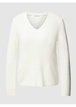 Sweter z dzianiny w jednolitym kolorze z dekoltem w serek ze sklepu Peek&Cloppenburg  w kategorii Swetry damskie - zdjęcie 167934745