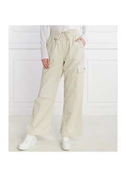 Tommy Jeans Spodnie cargo DAISY | Loose fit ze sklepu Gomez Fashion Store w kategorii Spodnie damskie - zdjęcie 167936379