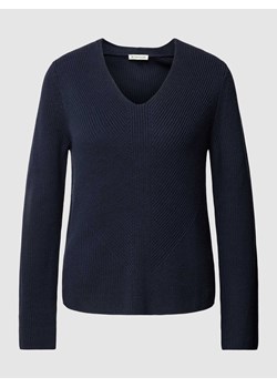 Sweter z dzianiny w jednolitym kolorze z dekoltem w serek ze sklepu Peek&Cloppenburg  w kategorii Swetry damskie - zdjęcie 167940246