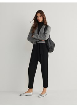 Reserved - Spodnie z wiązanym paskiem - czarny ze sklepu Reserved w kategorii Spodnie damskie - zdjęcie 167948845