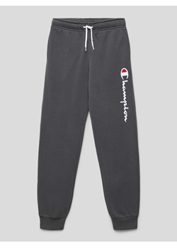 Spodnie dresowe z wyhaftowanym logo ze sklepu Peek&Cloppenburg  w kategorii Spodnie chłopięce - zdjęcie 167950147