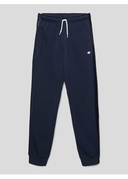 Spodnie dresowe z wpuszczanymi kieszeniami ze sklepu Peek&Cloppenburg  w kategorii Spodnie chłopięce - zdjęcie 167950285