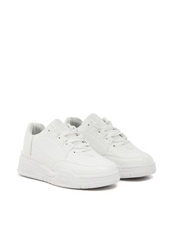 Cropp - Białe sneakersy na grubej podeszwie - biały ze sklepu Cropp w kategorii Buty sportowe damskie - zdjęcie 168077838