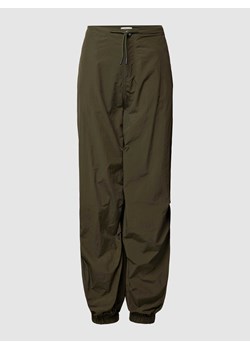 Spodnie materiałowe z tunelem model ‘JOAN’ ze sklepu Peek&Cloppenburg  w kategorii Spodnie damskie - zdjęcie 168079759