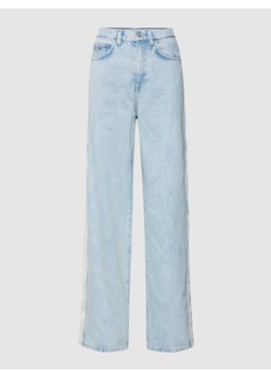 Jeansy o luźnym kroju z naszywką z logo model ‘CLAIRE’ ze sklepu Peek&Cloppenburg  w kategorii Jeansy damskie - zdjęcie 168079777