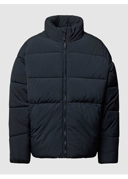 Pikowana kurtka z kapturem z nadrukiem z logo ze sklepu Peek&Cloppenburg  w kategorii Kurtki męskie - zdjęcie 168094766