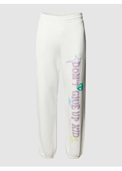 Spodnie dresowe z nadrukiem DGUK — MATW x REVIEW ze sklepu Peek&Cloppenburg  w kategorii Spodnie damskie - zdjęcie 168096645