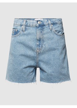 Szorty jeansowe o kroju mom fit z wyhaftowanym logo ze sklepu Peek&Cloppenburg  w kategorii Szorty - zdjęcie 168098306