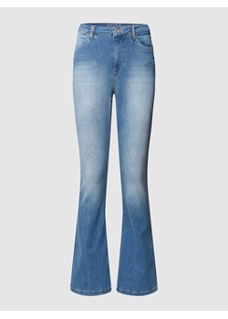 Jeansy o rozkloszowanym kroju z naszywką z logo ze sklepu Peek&Cloppenburg  w kategorii Jeansy damskie - zdjęcie 168101086