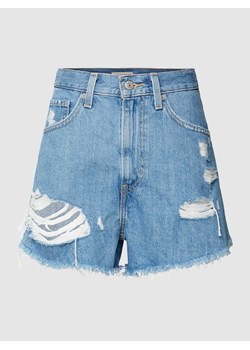 Szorty jeansowe o kroju mom fit z przetarciami ze sklepu Peek&Cloppenburg  w kategorii Szorty - zdjęcie 168110177