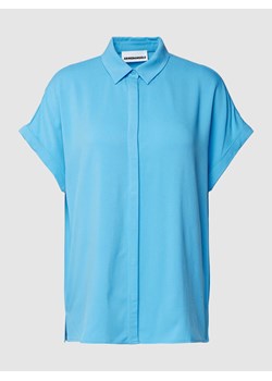 Bluzka koszulowa z wiskozy z krytą listwą guzikową model ‘ZONJAA’ ze sklepu Peek&Cloppenburg  w kategorii Koszule damskie - zdjęcie 168112009