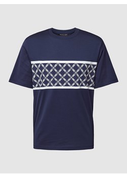 T-shirt ze wzorem w blokowe pasy model ‘EMPIRE STRIPE’ ze sklepu Peek&Cloppenburg  w kategorii T-shirty męskie - zdjęcie 168115148