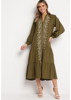 Ciemnozielona Rozkloszowana Sukienka Midi z Ozdobnymi Haftami i Falbankami Polyra ze sklepu Born2be Odzież w kategorii Sukienki - zdjęcie 168120125