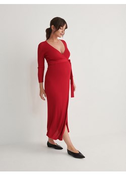 Reserved - Kopertowa sukienka z dzianiny - czerwony ze sklepu Reserved w kategorii Sukienki ciążowe - zdjęcie 168130815