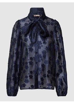 Bluzka z wiązaniem pod szyją i kwiatowym,haftowanym wzorem model ‘Erina’ ze sklepu Peek&Cloppenburg  w kategorii Bluzki damskie - zdjęcie 168147925