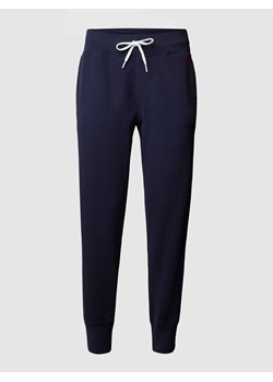 Spodnie dresowe z wyhaftowanym logo ze sklepu Peek&Cloppenburg  w kategorii Spodnie damskie - zdjęcie 168148957