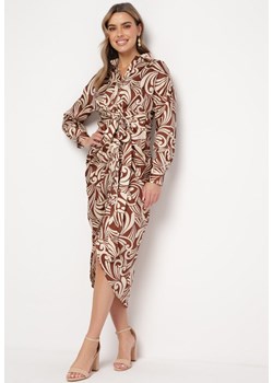 Brązowa Koszulowa Sukienka Midi z Satyny z Wiązaniem w Talii i Nowoczesnym Wzorem Nairev ze sklepu Born2be Odzież w kategorii Sukienki - zdjęcie 168152456
