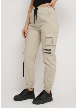 Jasnobeżowe Bawełniane Spodnie w Stylu Joggerów z Szerokimi Kieszeniami Atilin ze sklepu Born2be Odzież w kategorii Spodnie damskie - zdjęcie 168152586