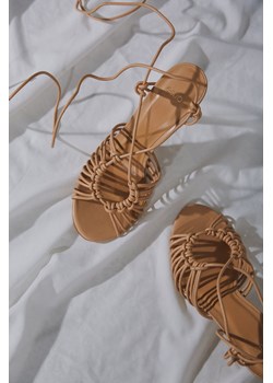 Estro: Beżowe wiązane sandały damskie na obcasie kielichowym ze sklepu Estro w kategorii Sandały damskie - zdjęcie 168165447
