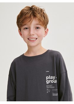 Reserved - Longsleeve oversize z nadrukiem - ciemnoszary ze sklepu Reserved w kategorii T-shirty chłopięce - zdjęcie 168186348