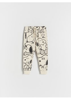 Reserved - Dresowe joggery Snoopy - kremowy ze sklepu Reserved w kategorii Spodnie i półśpiochy - zdjęcie 168186357