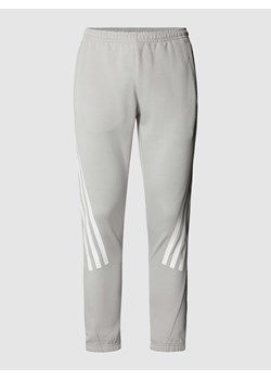 Spodnie dresowe z paskami w kontrastowym kolorze ze sklepu Peek&Cloppenburg  w kategorii Spodnie męskie - zdjęcie 168221888