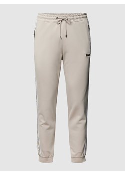 Spodnie dresowe z lampasami i elastycznym pasem ze sklepu Peek&Cloppenburg  w kategorii Spodnie męskie - zdjęcie 168222926