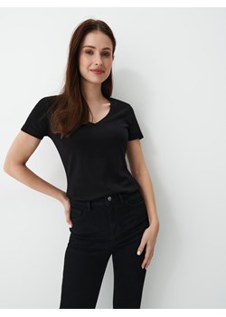 Mohito - Czarny t-shirt z dekoltem V - czarny ze sklepu Mohito w kategorii Bluzki damskie - zdjęcie 168230639