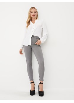 Mohito - Woskowane spodnie skinny - kremowy ze sklepu Mohito w kategorii Spodnie damskie - zdjęcie 168232029