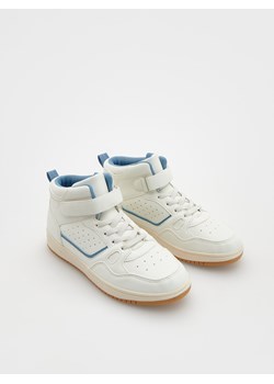 Reserved - Wysokie sneakersy na rzepy - biały ze sklepu Reserved w kategorii Buty sportowe dziecięce - zdjęcie 168239116