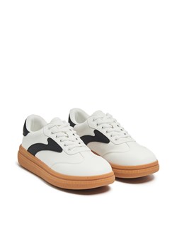 Cropp - Białe sneakersy z czarnymi panelami - biały ze sklepu Cropp w kategorii Buty sportowe damskie - zdjęcie 168245866