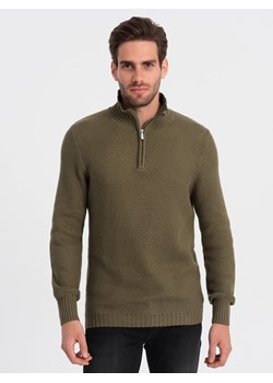 Dzianinowy sweter męski z rozpinaną stójką - oliwkowy V6 OM-SWZS-0105 ze sklepu ombre w kategorii Swetry męskie - zdjęcie 168253755